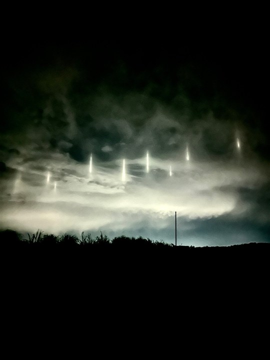 9 cột sáng trên bầu trời Nhật Bản được đồn đoán là dấu hiệu của người ngoài hành tinh: Sự thật khiến nhiều người "ngã ngửa"- Ảnh 1.