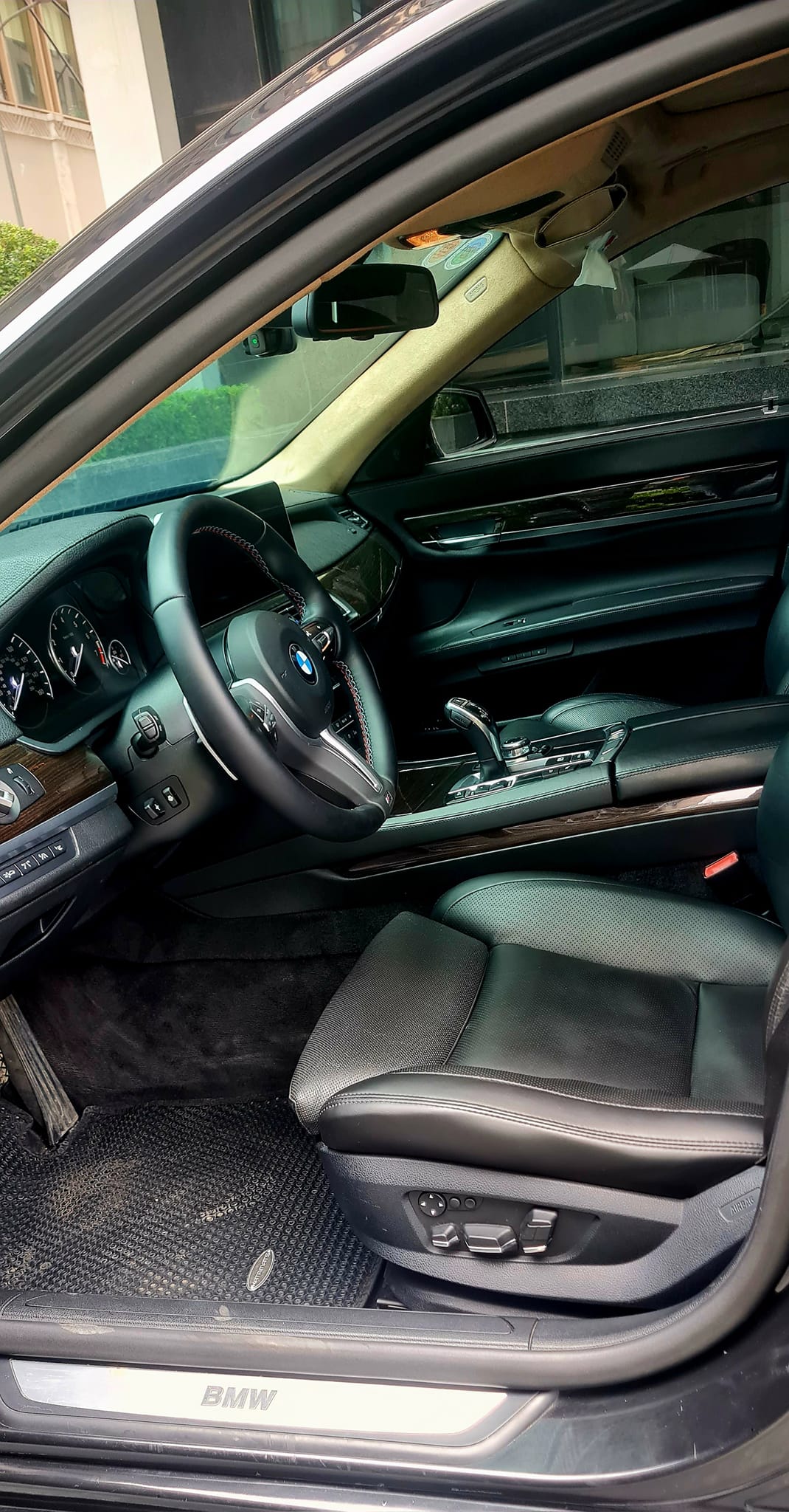 Chào BMW 750Li giá hơn 800 triệu, người bán khẳng định: ‘Tiền làm xe đắt hơn tiền xe, tiết kiệm xăng hơn Camry’- Ảnh 7.