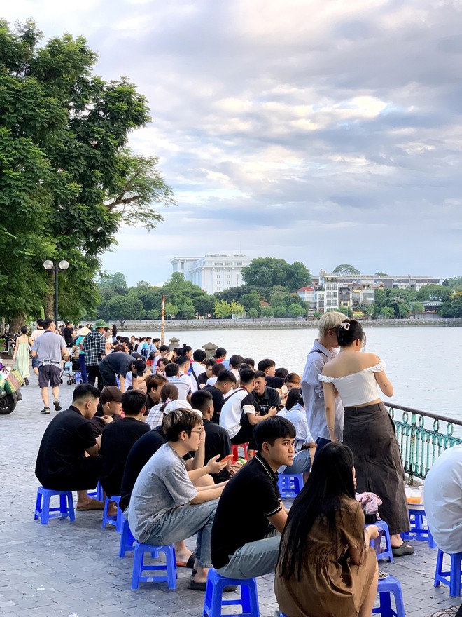 Hồ Tây cuối tuần đông nghịt bạn trẻ săn hoàng hôn, các hàng bán nước "chí choé" tranh giành khách- Ảnh 5.