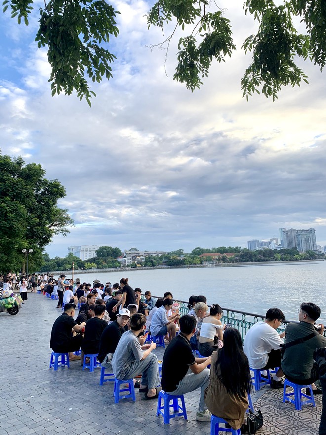 Hồ Tây cuối tuần đông nghịt bạn trẻ săn hoàng hôn, các hàng bán nước "chí choé" tranh giành khách- Ảnh 7.