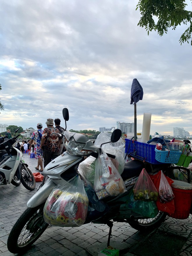 Hồ Tây cuối tuần đông nghịt bạn trẻ săn hoàng hôn, các hàng bán nước "chí choé" tranh giành khách- Ảnh 9.