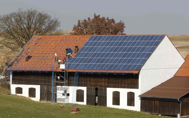 Sự thật đằng sau câu chuyện nhà máy điện tại Đức phải ‘trả tiền’ cho người dân sử dụng vì lắp quá nhiều tấm pin năng lượng mặt trời- Ảnh 1.