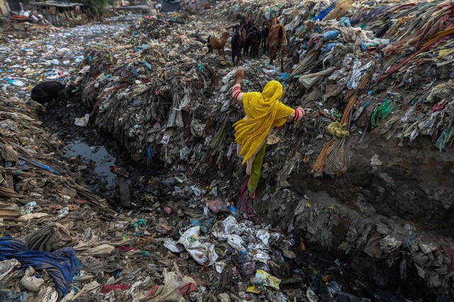 Thành phố "ô nhiễm nhất thế giới": Nơi người dân sống trên núi rác cao 60 mét, sinh tồn phụ thuộc vào rác thải- Ảnh 4.