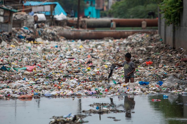 Thành phố "ô nhiễm nhất thế giới": Nơi người dân sống trên núi rác cao 60 mét, sinh tồn phụ thuộc vào rác thải- Ảnh 3.