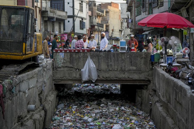 Thành phố "ô nhiễm nhất thế giới": Nơi người dân sống trên núi rác cao 60 mét, sinh tồn phụ thuộc vào rác thải- Ảnh 1.