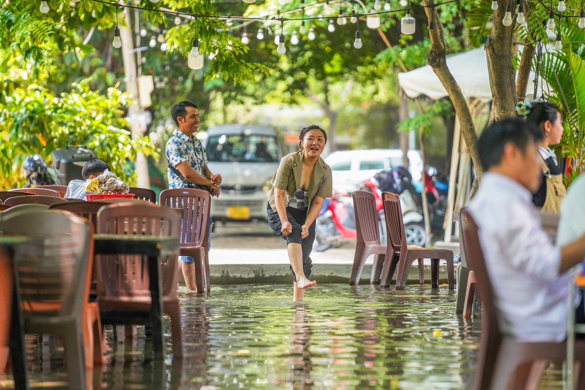 Độc lạ quán ăn ở TPHCM khách phải xắn quần, cởi giày dép để... lội nước- Ảnh 1.