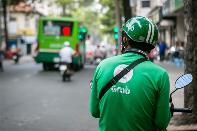 75 tuổi vẫn chạy Grab, giao hàng Shopee ở ĐNÁ: Đời mưu sinh của những 'ông bà cụ' không chỉ kiếm tiền mà còn muốn tái hòa nhập xã hội, chẳng muốn ở nhà dán mặt vào tivi- Ảnh 1.