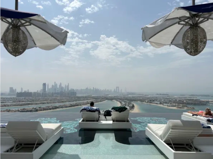 Bên trong khách sạn dát vàng sang trọng bậc nhất ở Dubai có gì?- Ảnh 2.