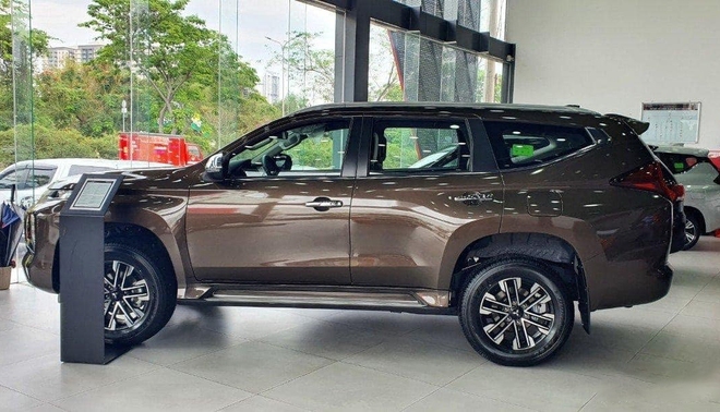 Giá Mitsubishi Pajero Sport có 'đáy' mới: Giảm sâu nhất 300 triệu, SUV hạng D nhưng rẻ ngang CX-5, Tucson- Ảnh 6.