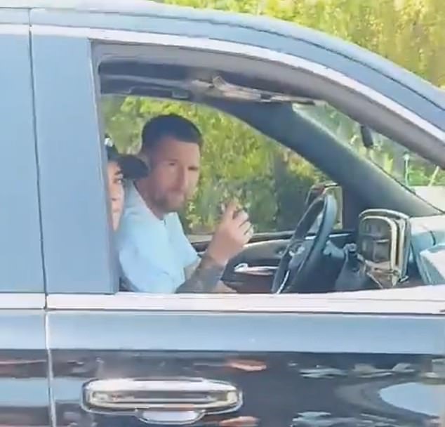 Đang đi trên đường, Messi bất ngờ hạ cửa kính xe và có hành động khiến fan khen hết lời- Ảnh 3.