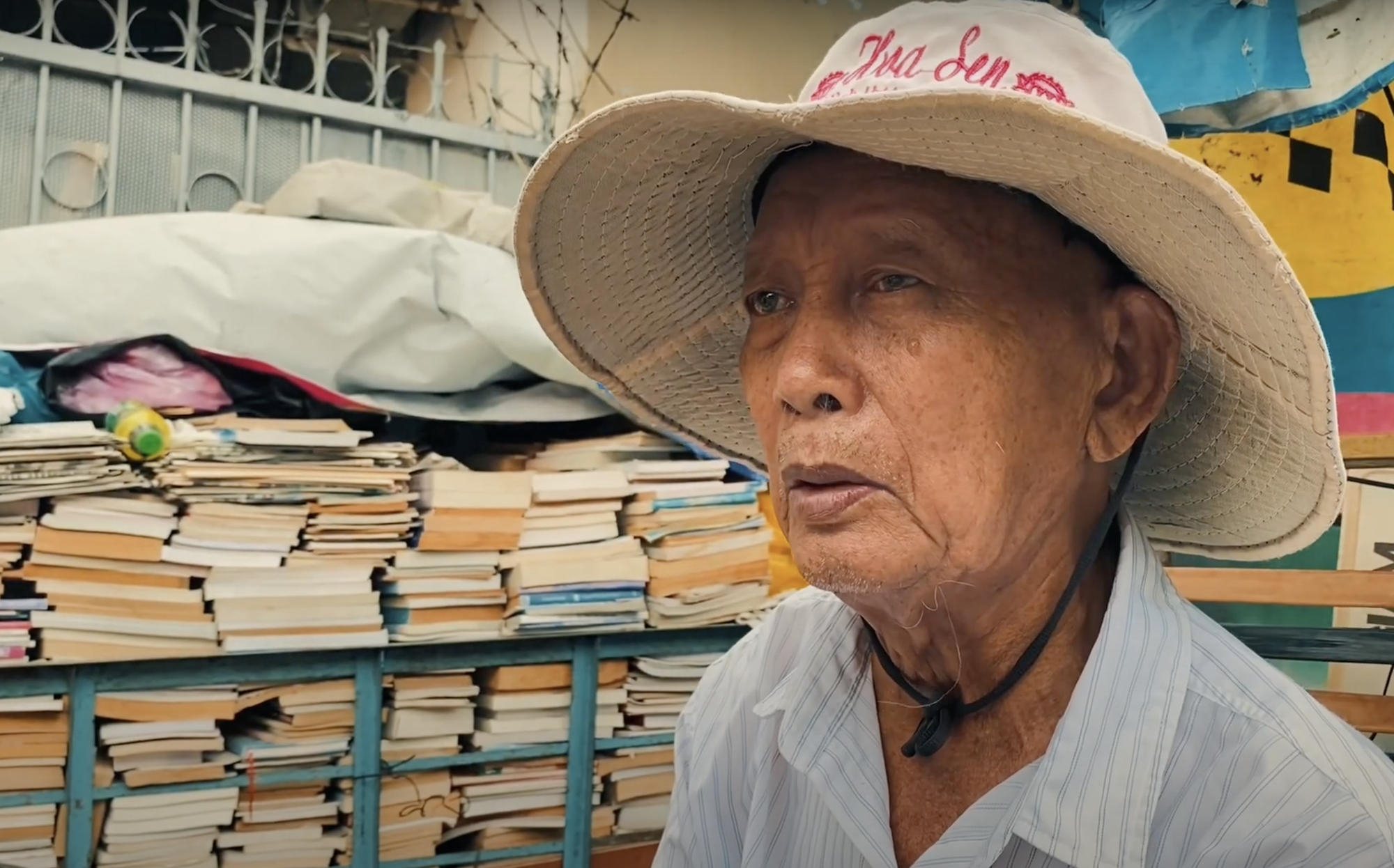 Cụ ông gần 90 tuổi đội mưa bán sách cũ ở vỉa hè Sài Gòn: "Lần nào thấy người trẻ đến mua sách là tôi vui lắm"- Ảnh 5.