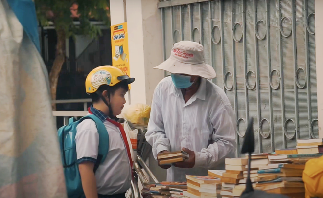 Cụ ông gần 90 tuổi đội mưa bán sách cũ ở vỉa hè Sài Gòn: "Lần nào thấy người trẻ đến mua sách là tôi vui lắm"- Ảnh 2.