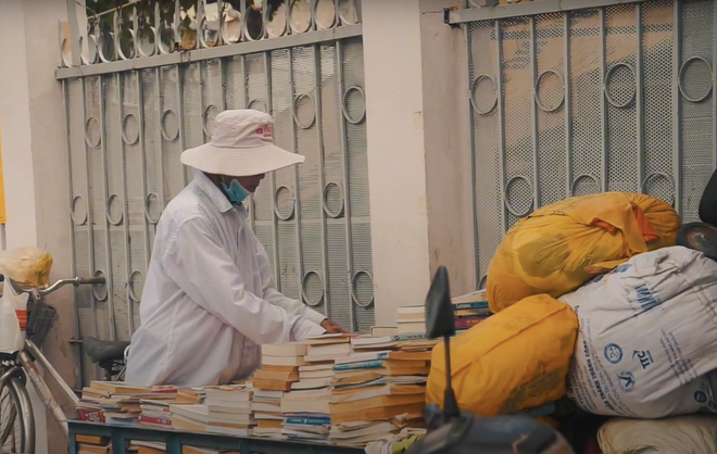 Cụ ông gần 90 tuổi đội mưa bán sách cũ ở vỉa hè Sài Gòn: "Lần nào thấy người trẻ đến mua sách là tôi vui lắm"- Ảnh 4.