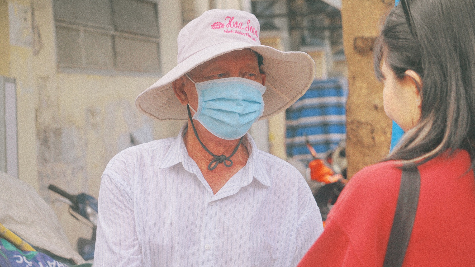 Cụ ông gần 90 tuổi đội mưa bán sách cũ ở vỉa hè Sài Gòn: "Lần nào thấy người trẻ đến mua sách là tôi vui lắm"- Ảnh 7.