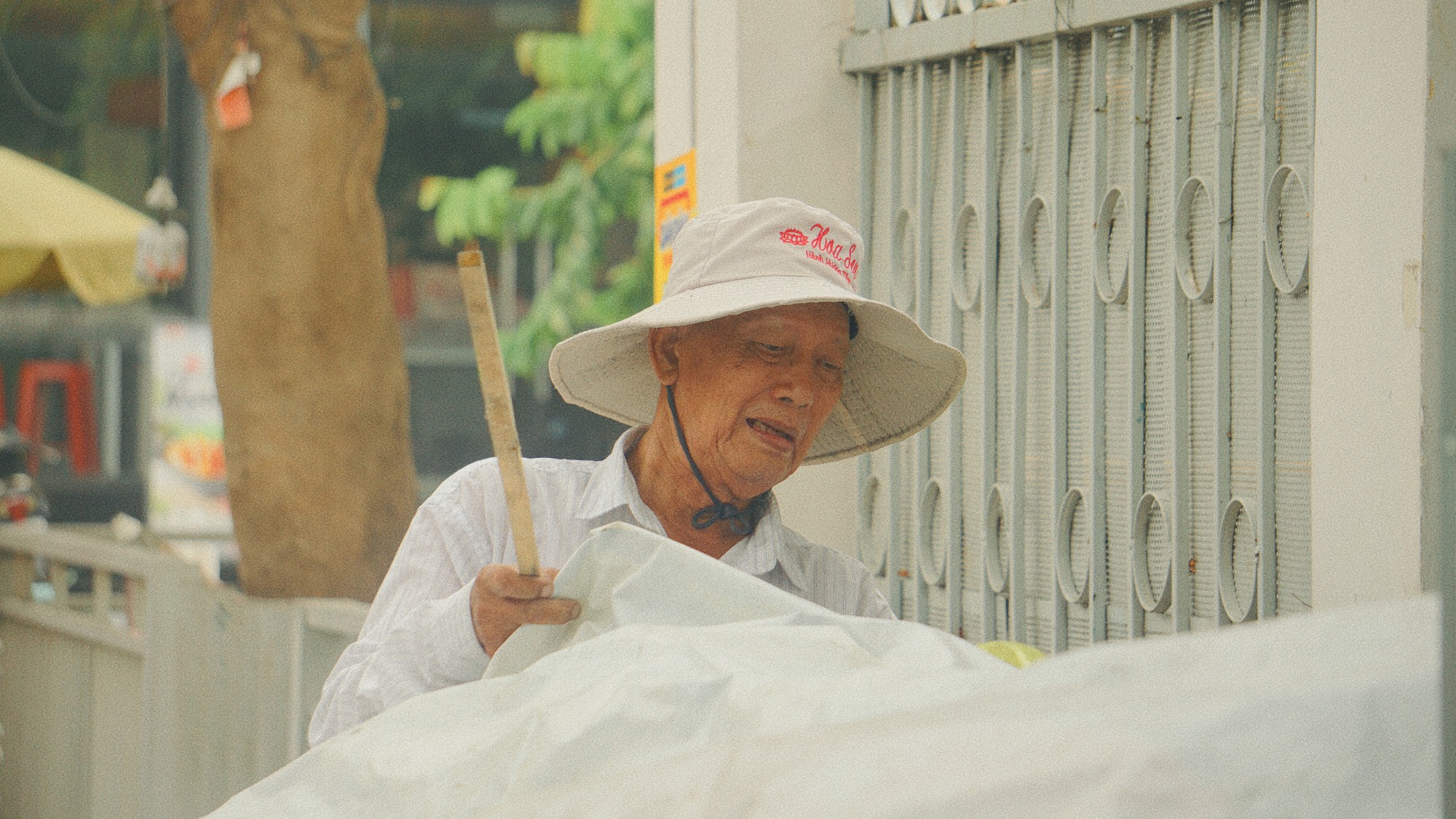 Cụ ông gần 90 tuổi đội mưa bán sách cũ ở vỉa hè Sài Gòn: "Lần nào thấy người trẻ đến mua sách là tôi vui lắm"- Ảnh 6.