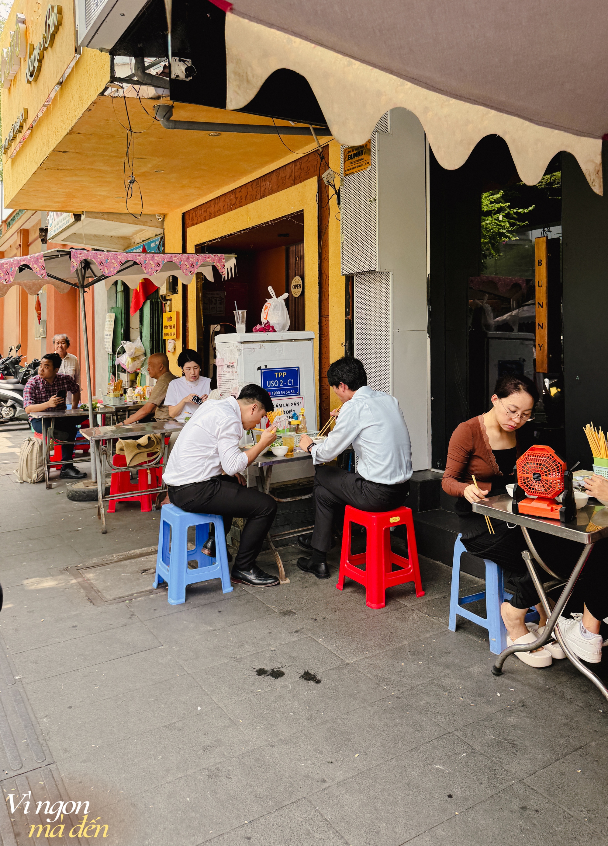 Tiệm Thanh Xuân gần 80 năm "níu chân" người Sài Gòn sành ăn: Có gì đặc biệt trong những tô hủ tiếu “vỉa hè giá cao”?- Ảnh 18.