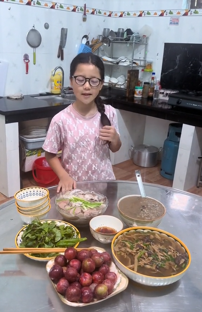 Nhỏ xíu đã có tài nấu ăn, bé gái Lạng Sơn sở hữu clip triệu view nhờ những món ngon truyền thống gia đình Việt- Ảnh 11.