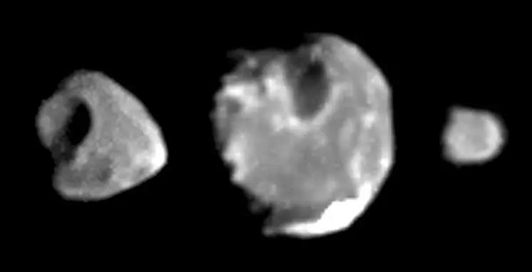 NASA công bố ảnh hiếm về mặt trăng đỏ nhất Thái Dương hệ- Ảnh 2.