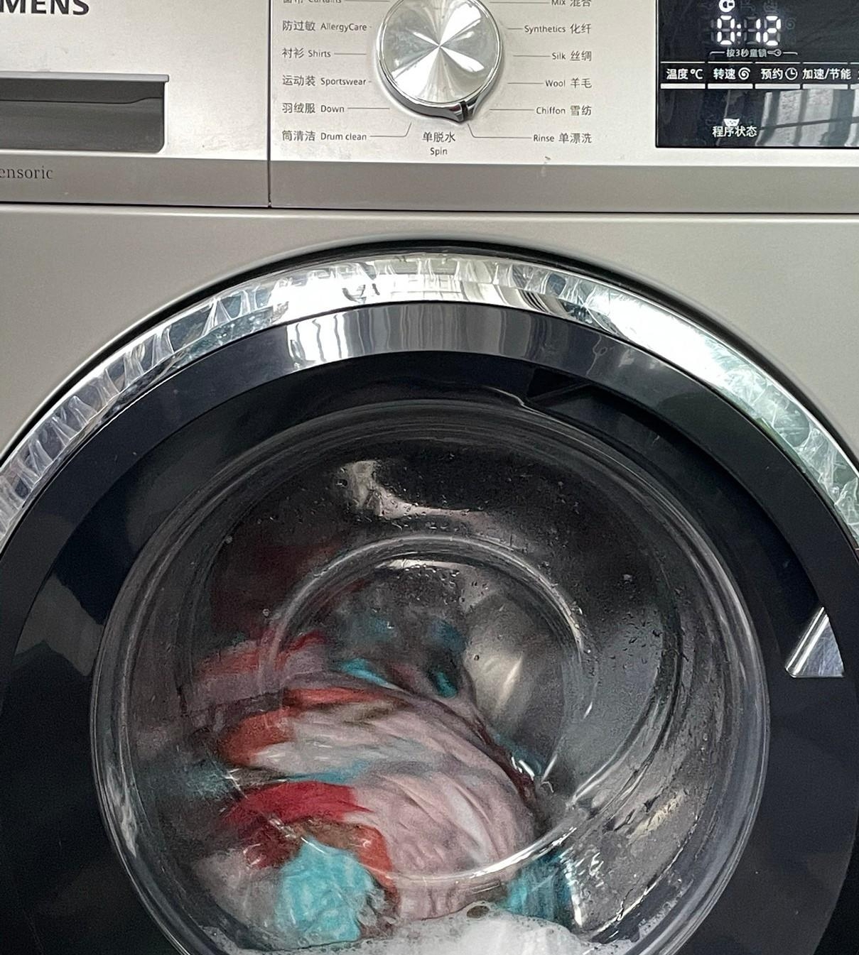 7 thói quen xấu khi sử dụng máy giặt cửa trước không những khiến quần áo không sạch mà còn làm hỏng máy- Ảnh 2.