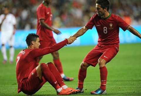 Khoảnh khắc Euro: Ronaldo "ép" đồng đội phải đá penalty và cái kết- Ảnh 2.