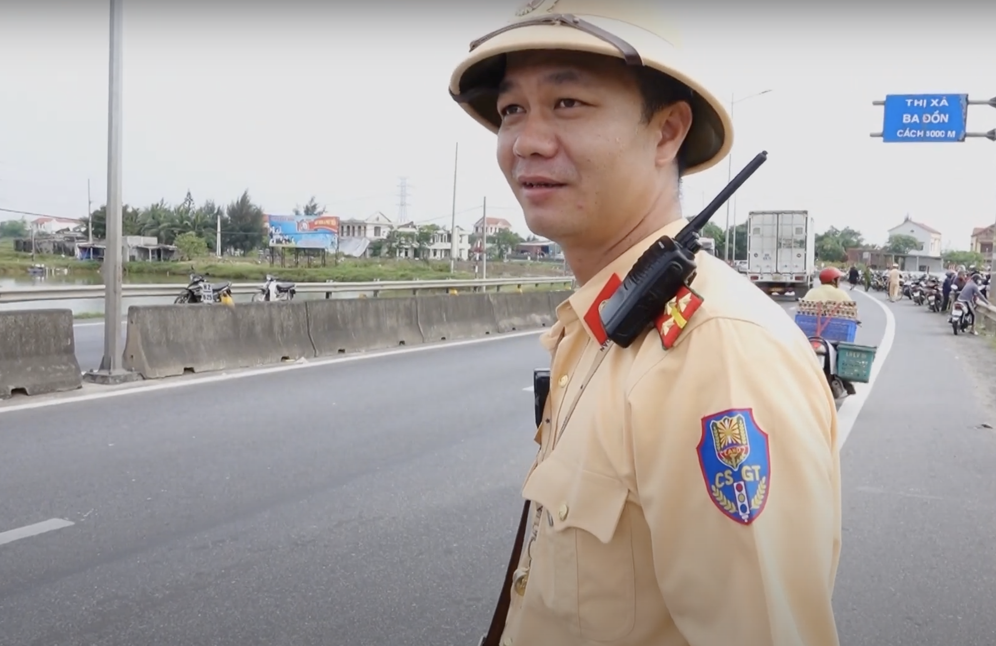 Tận mắt thấy đám đông YouTuber, TikToker "bao vây" ông Thích Minh Tuệ ở Quảng Bình, tràn ra cả quốc lộ 1A bất chấp xe lớn lưu thông- Ảnh 22.