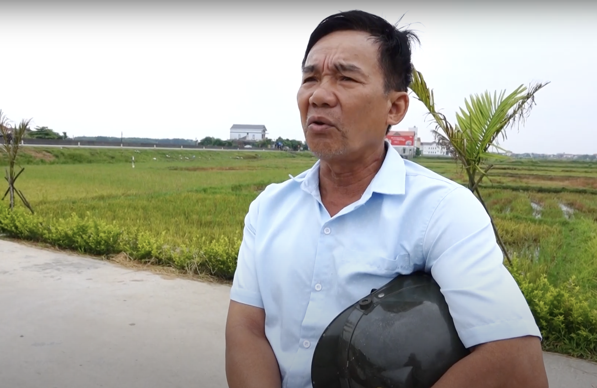 Tận mắt thấy đám đông YouTuber, TikToker "bao vây" ông Thích Minh Tuệ ở Quảng Bình, tràn ra cả quốc lộ 1A bất chấp xe lớn lưu thông- Ảnh 21.