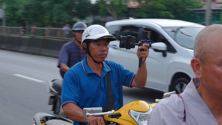 Tận mắt thấy đám đông YouTuber, TikToker "bao vây" ông Thích Minh Tuệ ở Quảng Bình, tràn ra cả quốc lộ 1A bất chấp xe lớn lưu thông- Ảnh 6.