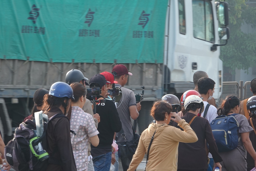 Tận mắt thấy đám đông YouTuber, TikToker "bao vây" ông Thích Minh Tuệ ở Quảng Bình, tràn ra cả quốc lộ 1A bất chấp xe lớn lưu thông- Ảnh 19.