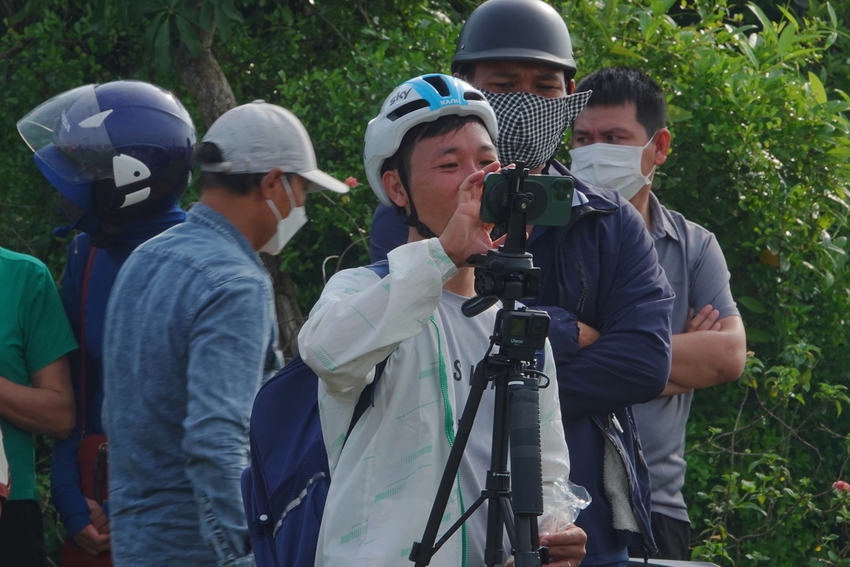 Tận mắt thấy đám đông YouTuber, TikToker "bao vây" ông Thích Minh Tuệ ở Quảng Bình, tràn ra cả quốc lộ 1A bất chấp xe lớn lưu thông- Ảnh 12.
