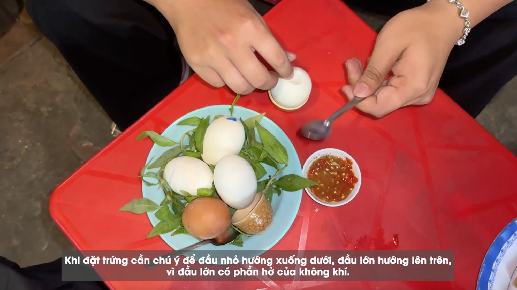 Ăn trứng vịt lộn thôi mà ở Hà Nội và Sài Gòn lại hoàn toàn khác biệt: Mỗi nơi đều có nét thú vị riêng mà ai xem xong cũng thích thú- Ảnh 2.