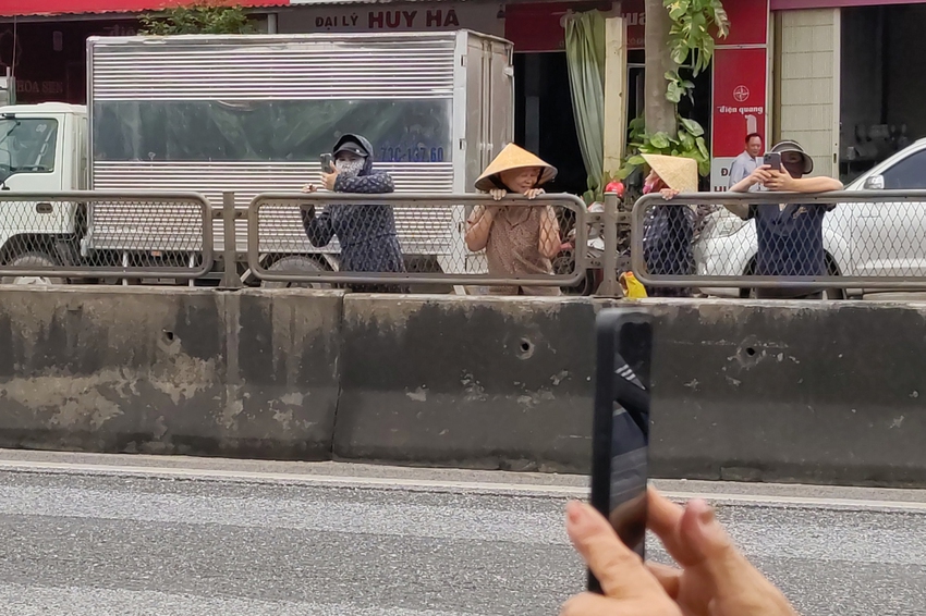 Tận mắt thấy đám đông YouTuber, TikToker "bao vây" ông Thích Minh Tuệ ở Quảng Bình, tràn ra cả quốc lộ 1A bất chấp xe lớn lưu thông- Ảnh 18.