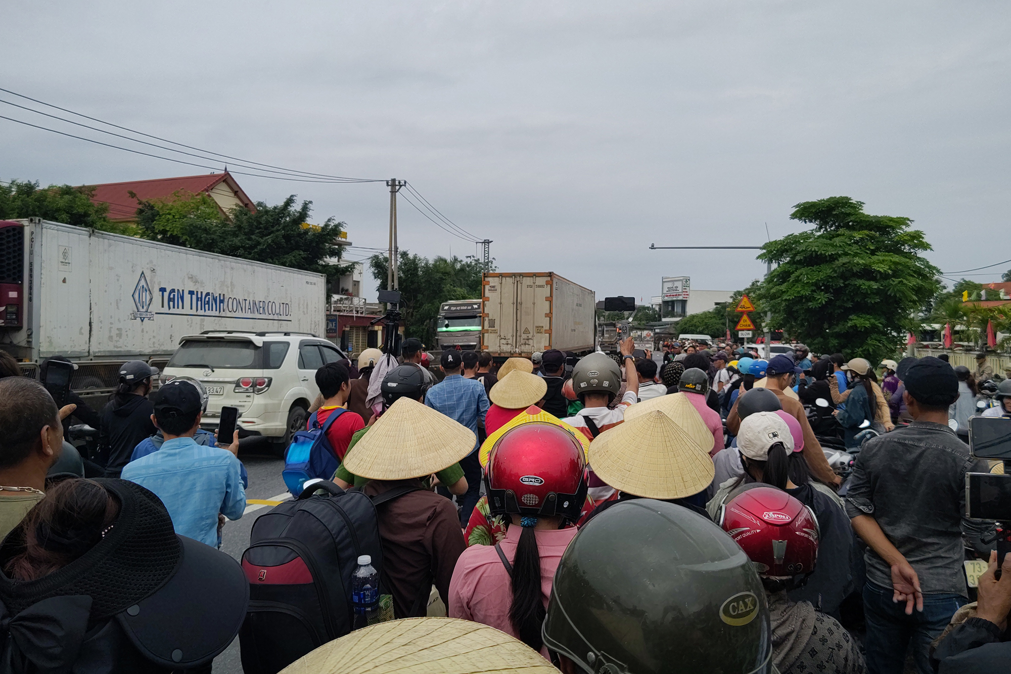 Tận mắt thấy đám đông YouTuber, TikToker "bao vây" ông Thích Minh Tuệ ở Quảng Bình, tràn ra cả quốc lộ 1A bất chấp xe lớn lưu thông- Ảnh 23.
