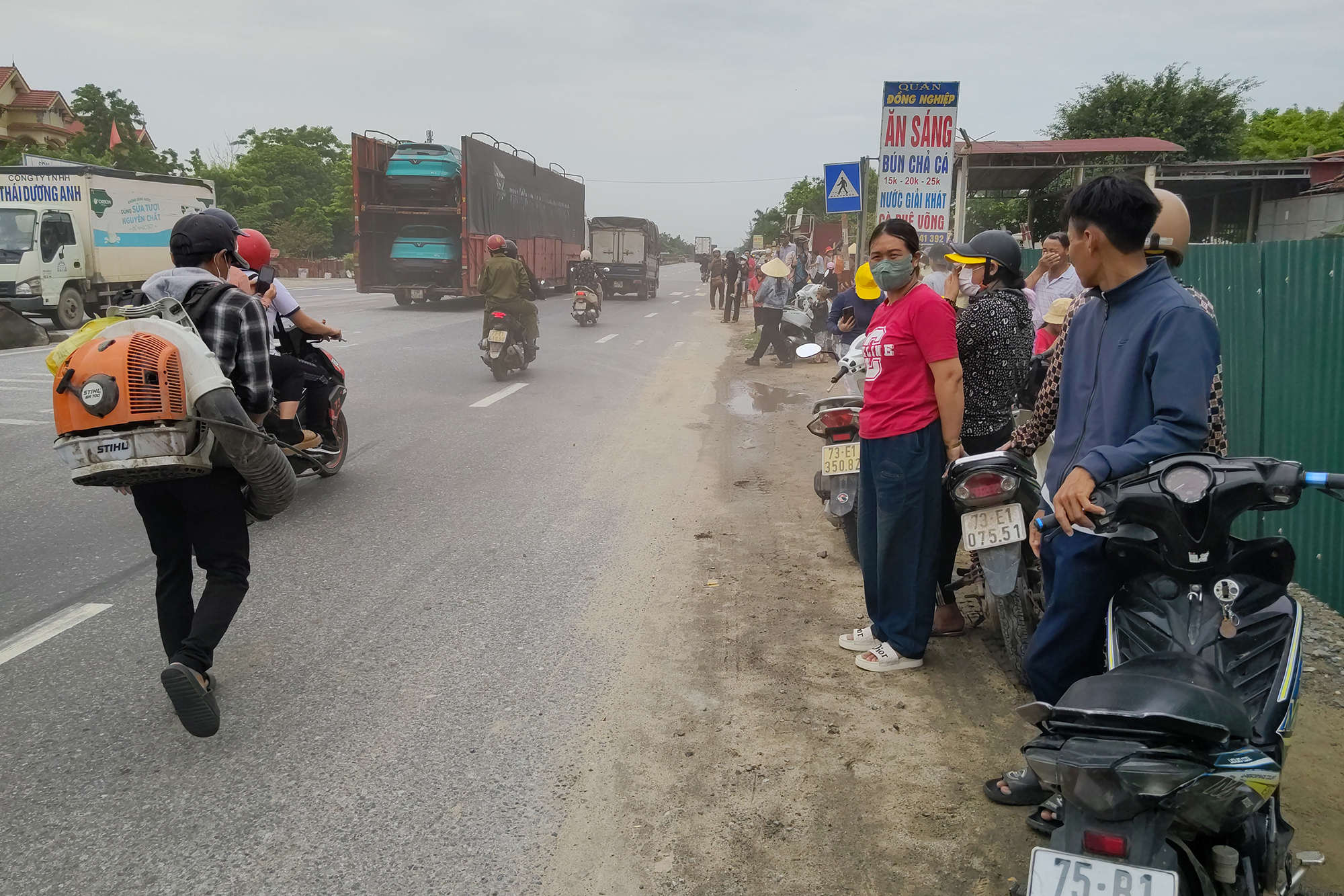 Tận mắt thấy đám đông YouTuber, TikToker "bao vây" ông Thích Minh Tuệ ở Quảng Bình, tràn ra cả quốc lộ 1A bất chấp xe lớn lưu thông- Ảnh 17.