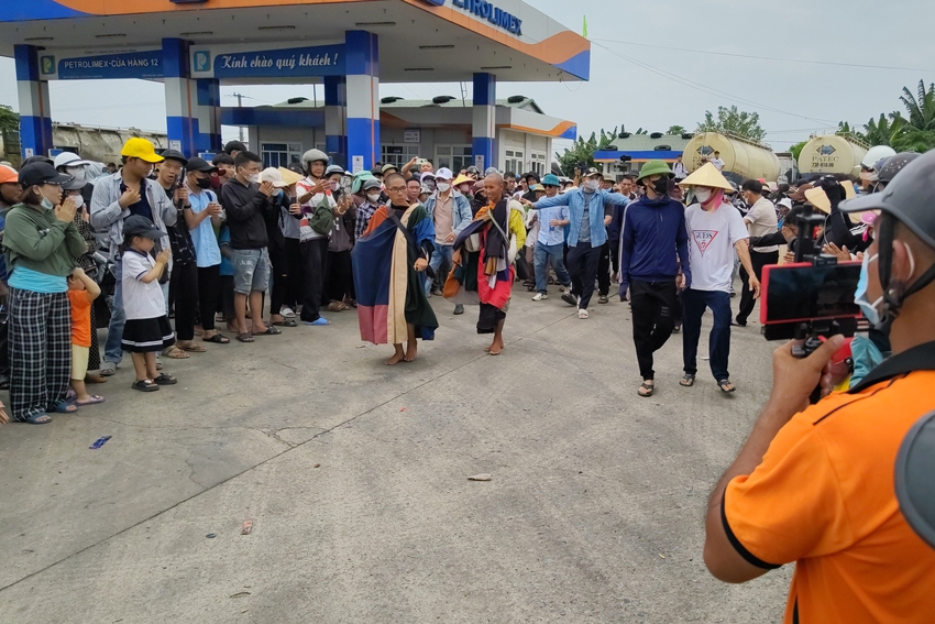 Tận mắt thấy đám đông YouTuber, TikToker "bao vây" ông Thích Minh Tuệ ở Quảng Bình, tràn ra cả quốc lộ 1A bất chấp xe lớn lưu thông- Ảnh 10.