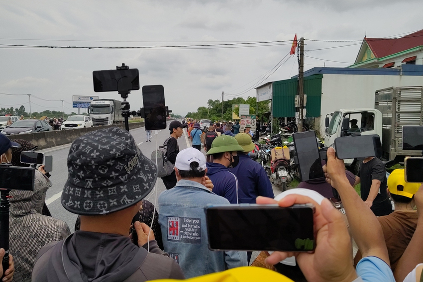 Tận mắt thấy đám đông YouTuber, TikToker "bao vây" ông Thích Minh Tuệ ở Quảng Bình, tràn ra cả quốc lộ 1A bất chấp xe lớn lưu thông- Ảnh 20.