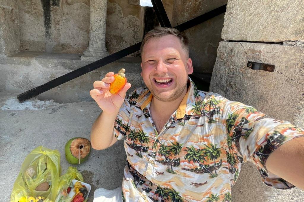 Hào hứng ăn thử trái cây nhiệt đới lạ, du khách người Anh nhận cái kết bỏng rát đau đớn và kinh nghiệm nhớ đời- Ảnh 1.
