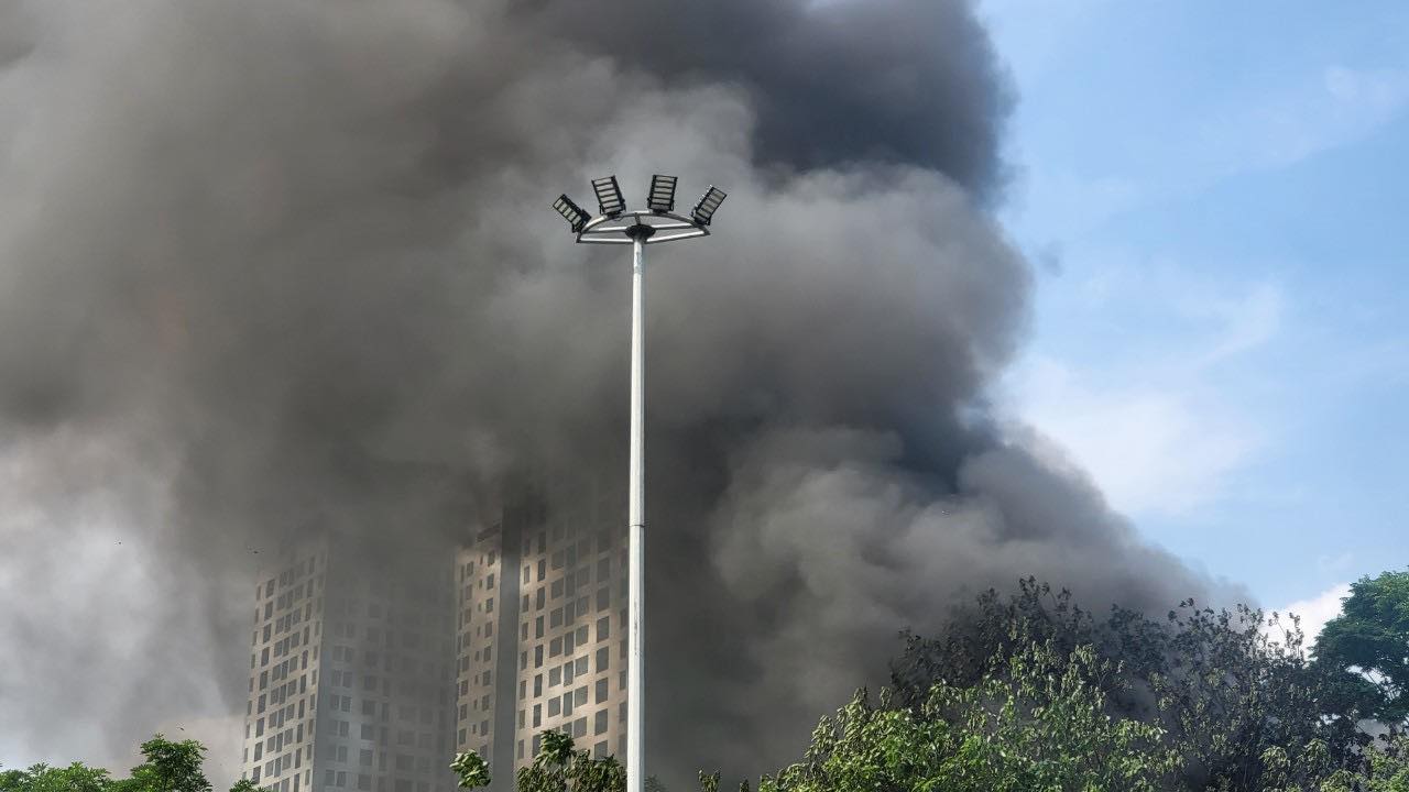Hà Nội: Cháy ki-ốt bán hàng, cột khói bốc cao hàng chục mét khiến nhiều người dân bỏ chạy tán loạn- Ảnh 2.