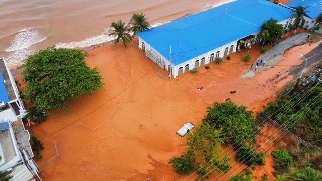 Vụ lũ cát đỏ ở Mũi Né: Giám đốc Sở Xây dựng Bình Thuận nói gì?- Ảnh 1.