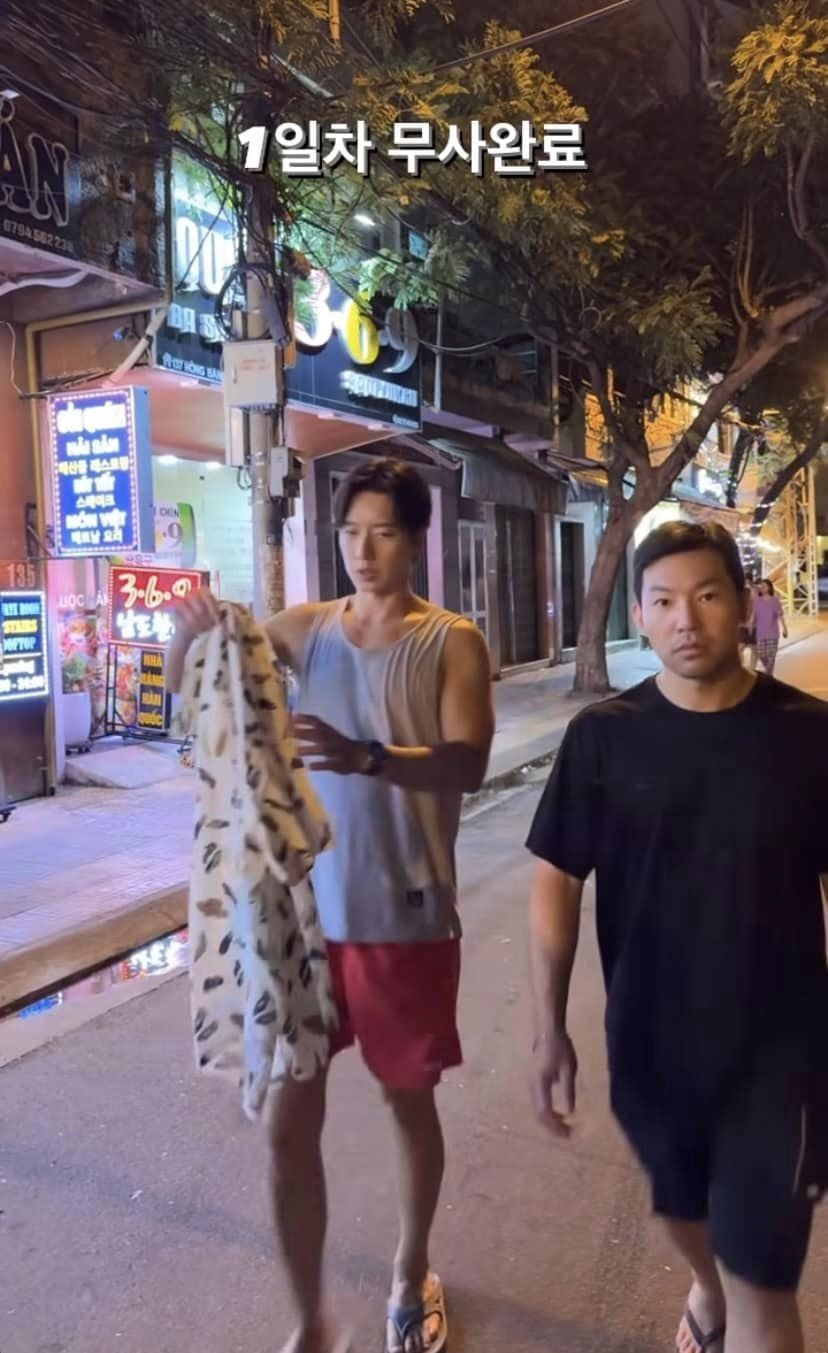 Nhóm tài tử Hàn Quốc cởi trần trên đường phố Nha Trang, khoe cơ bắp cuồn cuộn- Ảnh 2.