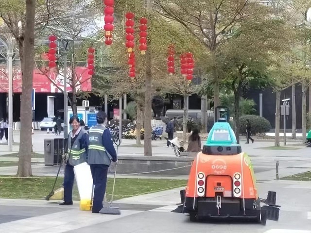 Từ chuyện robot thay công nhân vệ sinh ở đường phố Thâm Quyến, cảnh báo nguy cơ hàng triệu người mất việc trong 10 năm tới: 5 kỹ năng cần trau dồi gấp nếu muốn ‘sống sót’- Ảnh 1.