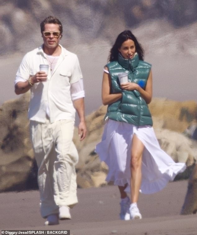 Brad Pitt đi nghỉ với bạn gái kém 27 tuổi giữa căng thẳng kiện tụng- Ảnh 1.