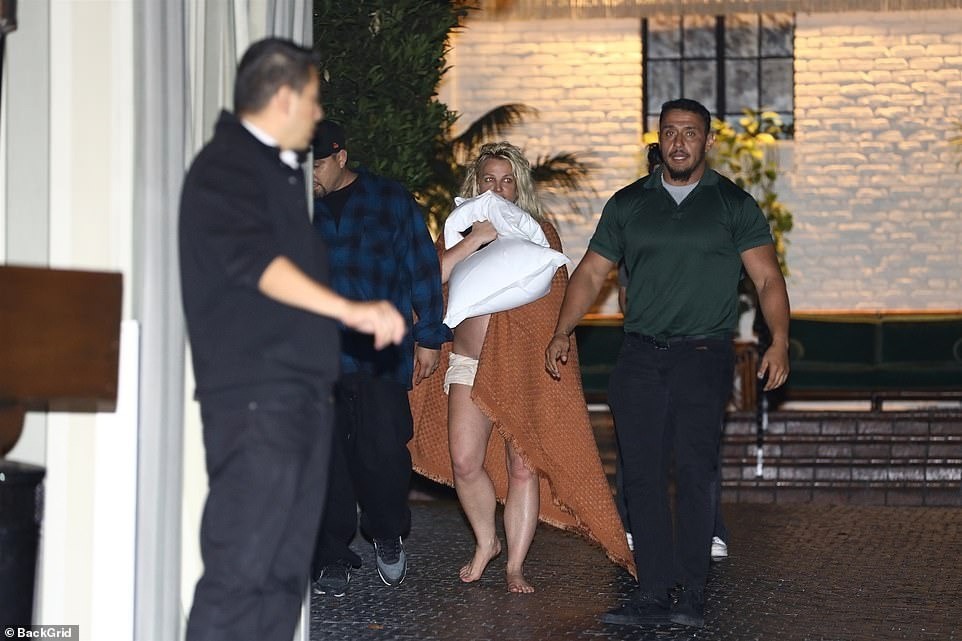 Britney Spears nhếch nhác rời khỏi khách sạn, chuyện gì đã xảy ra?- Ảnh 1.