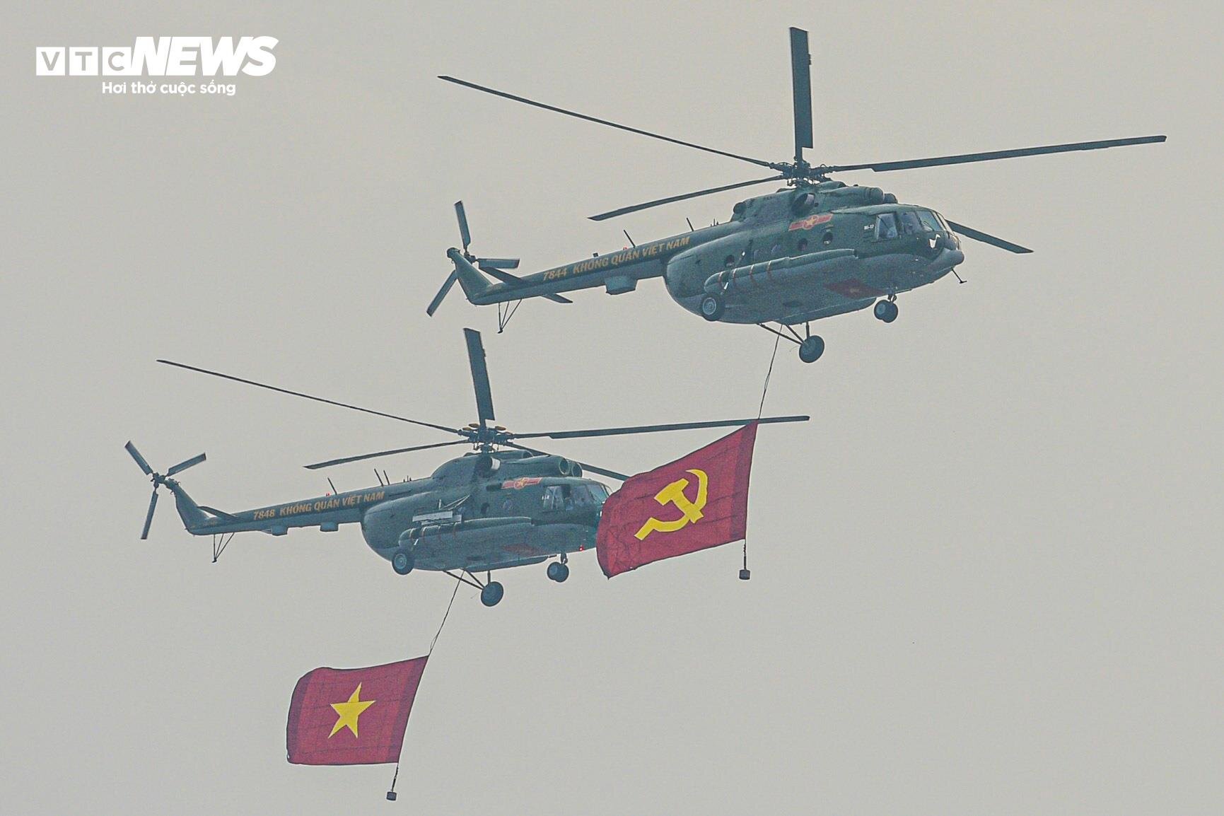 Dàn trực thăng trình diễn treo cờ trên bầu trời Điện Biên- Ảnh 10.