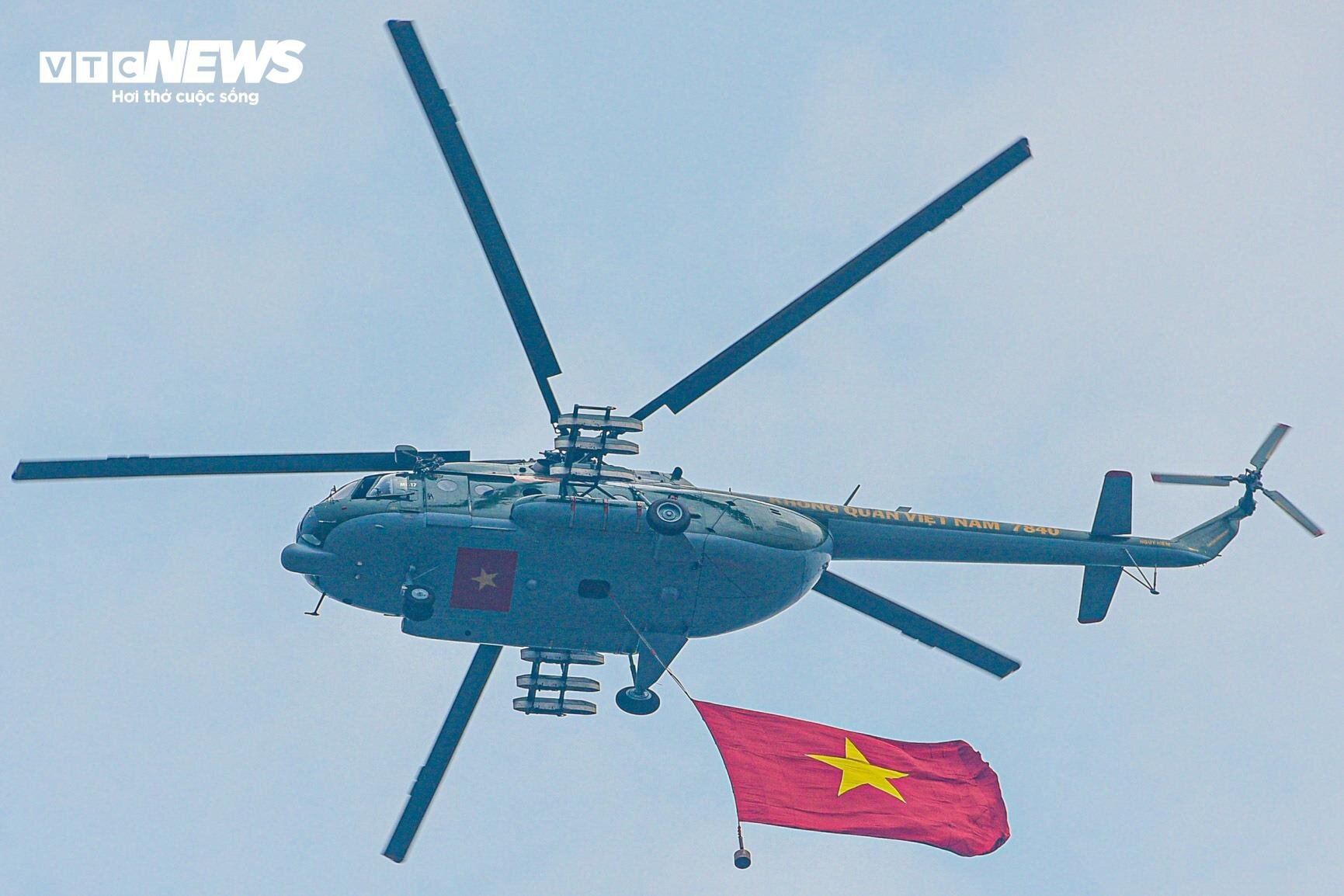 Dàn trực thăng trình diễn treo cờ trên bầu trời Điện Biên- Ảnh 8.