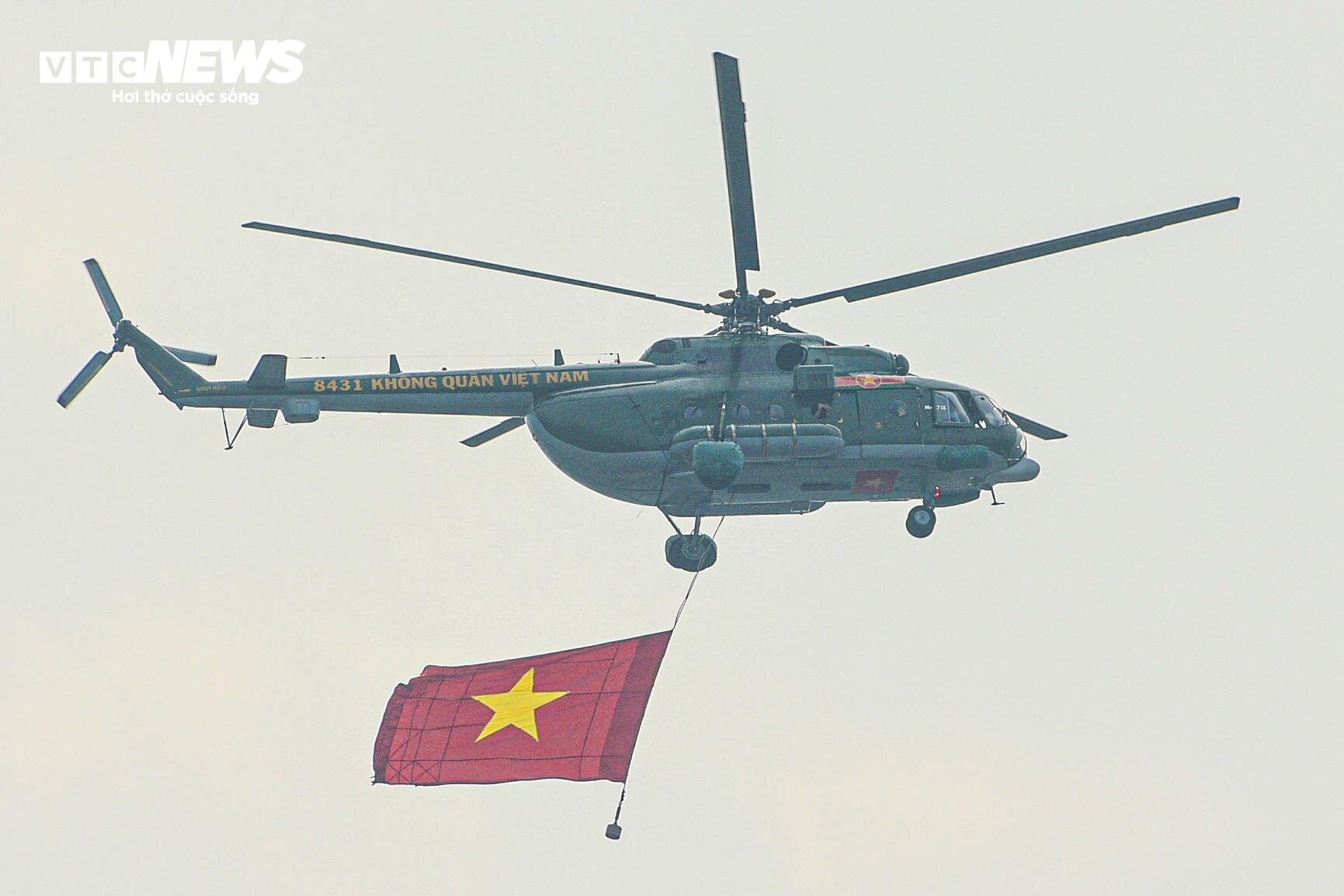 Dàn trực thăng trình diễn treo cờ trên bầu trời Điện Biên- Ảnh 11.