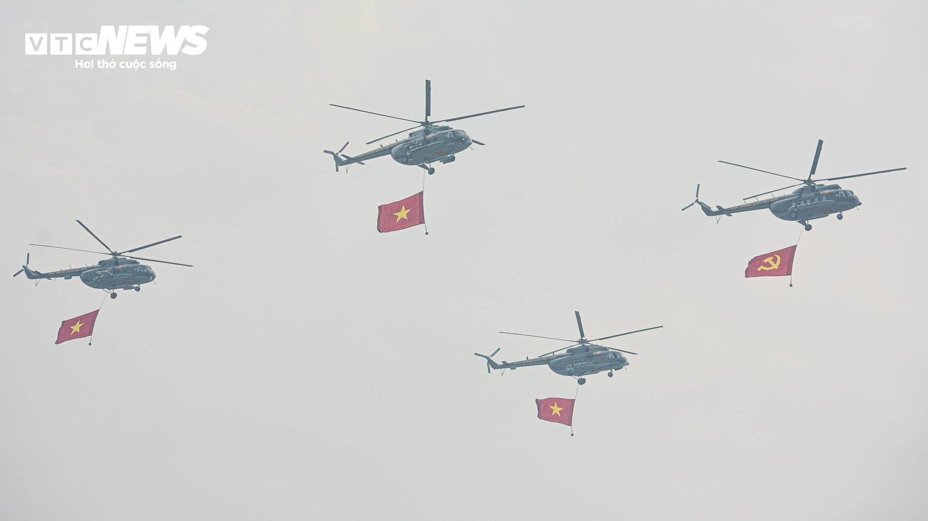 Dàn trực thăng trình diễn treo cờ trên bầu trời Điện Biên- Ảnh 6.