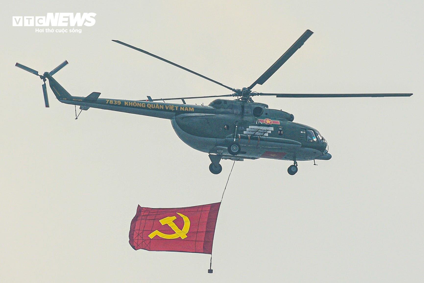 Dàn trực thăng trình diễn treo cờ trên bầu trời Điện Biên- Ảnh 12.