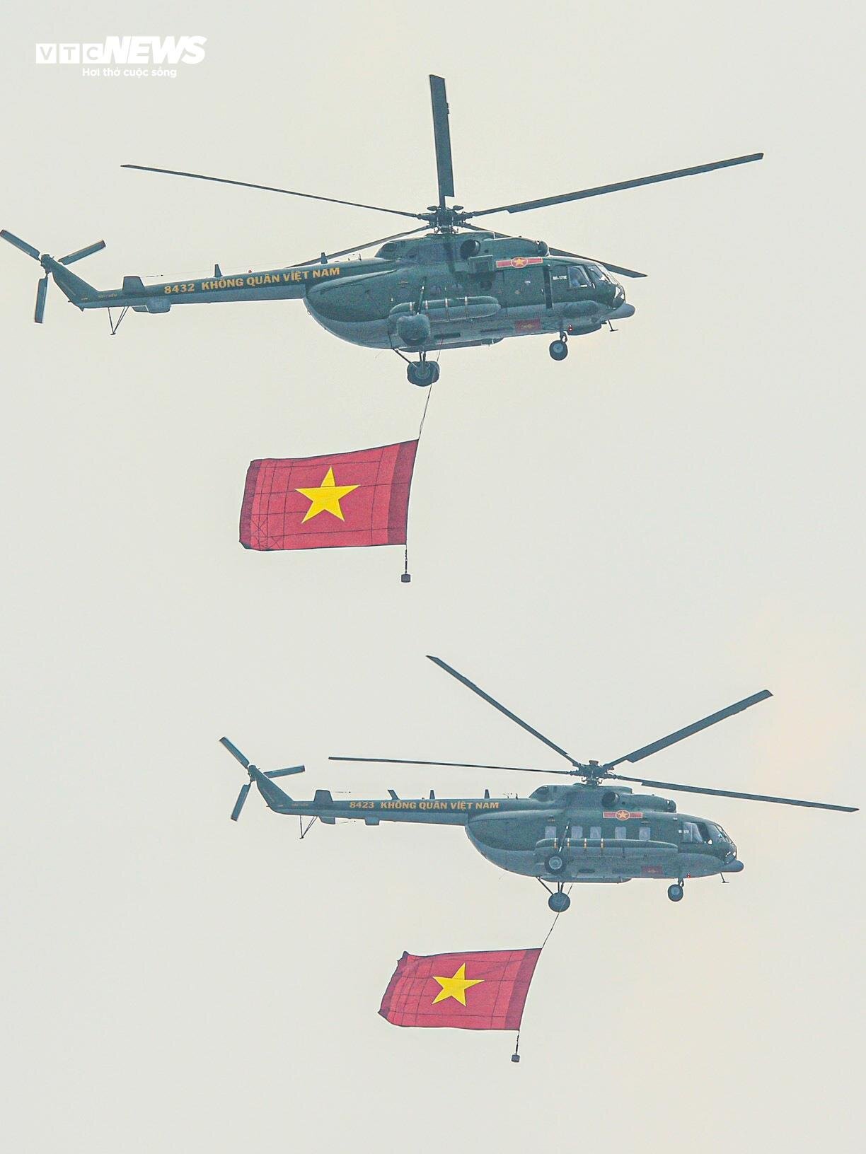 Dàn trực thăng trình diễn treo cờ trên bầu trời Điện Biên- Ảnh 9.