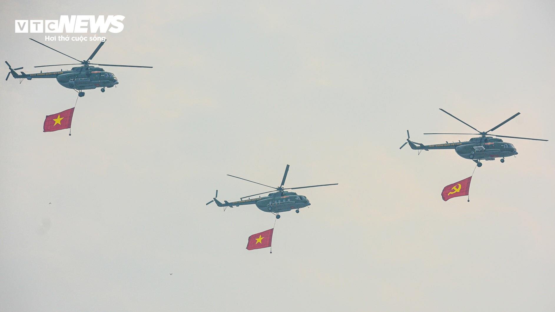Dàn trực thăng trình diễn treo cờ trên bầu trời Điện Biên- Ảnh 7.