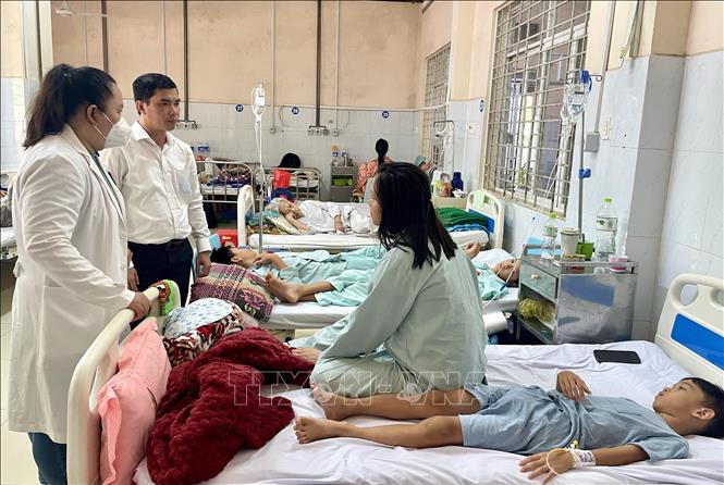 Vụ nghi ngộ độc do ăn bánh mì tại Đồng Nai: Chuyển bệnh nhi lên TP Hồ Chí Minh điều trị- Ảnh 1.